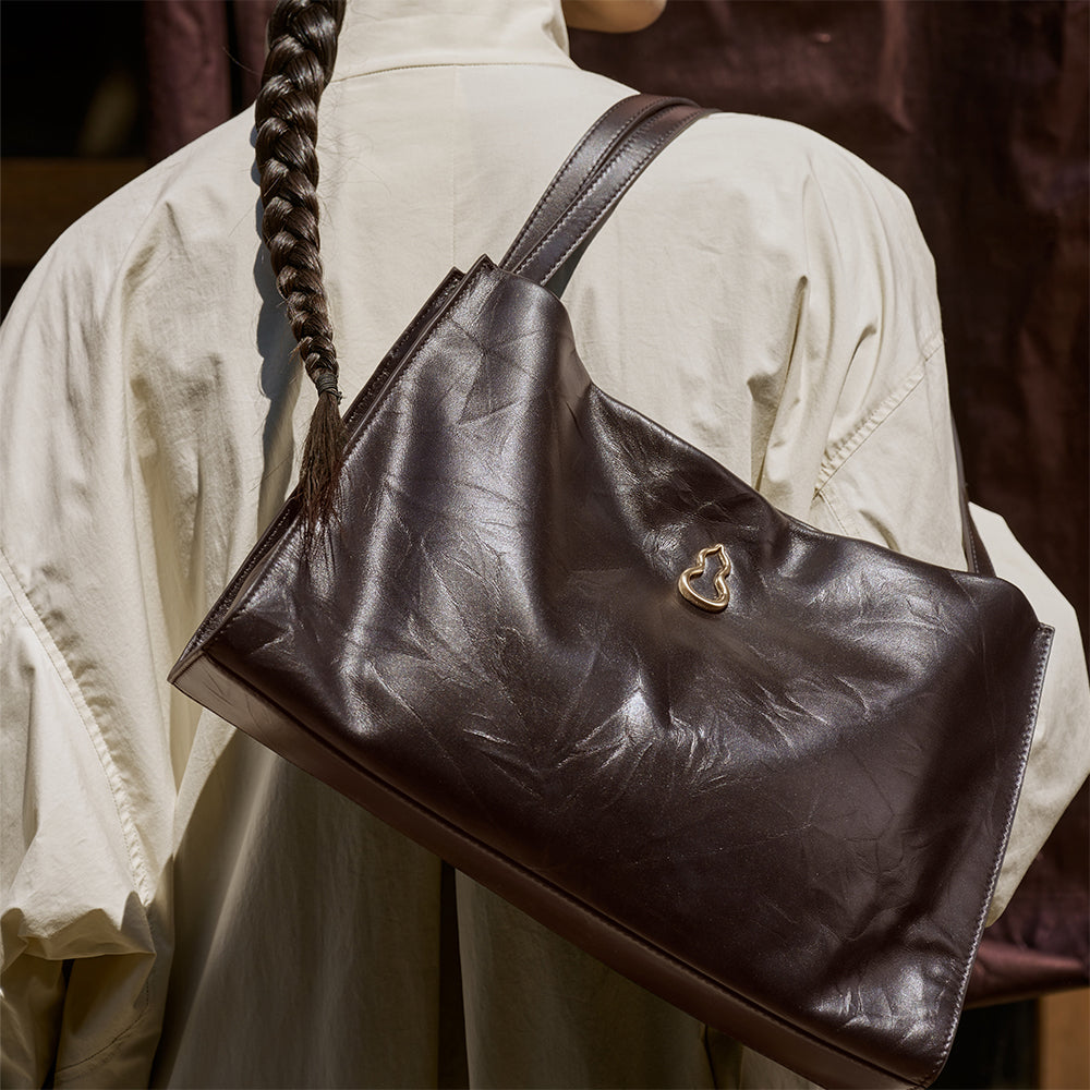 Bampo Medium Land Tote (Texture Version) on Model 1