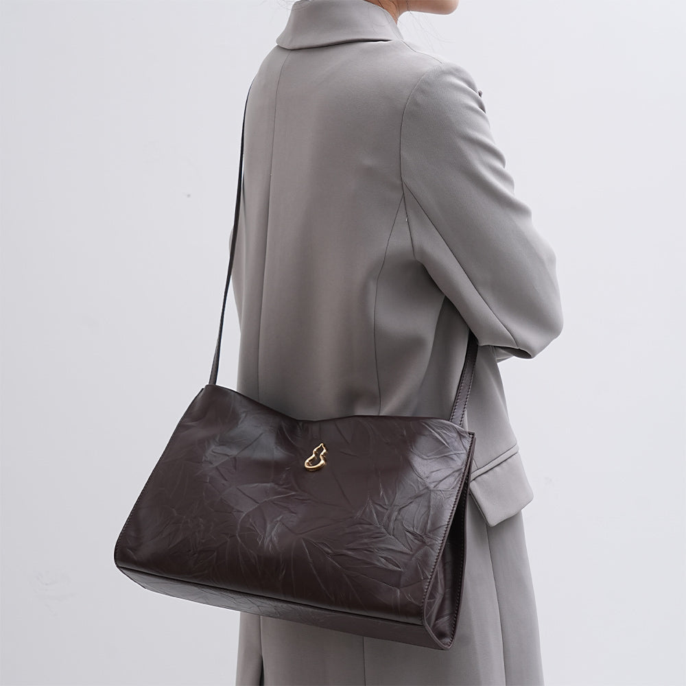 Bampo Medium Land Tote (Texture Version) on Model 3