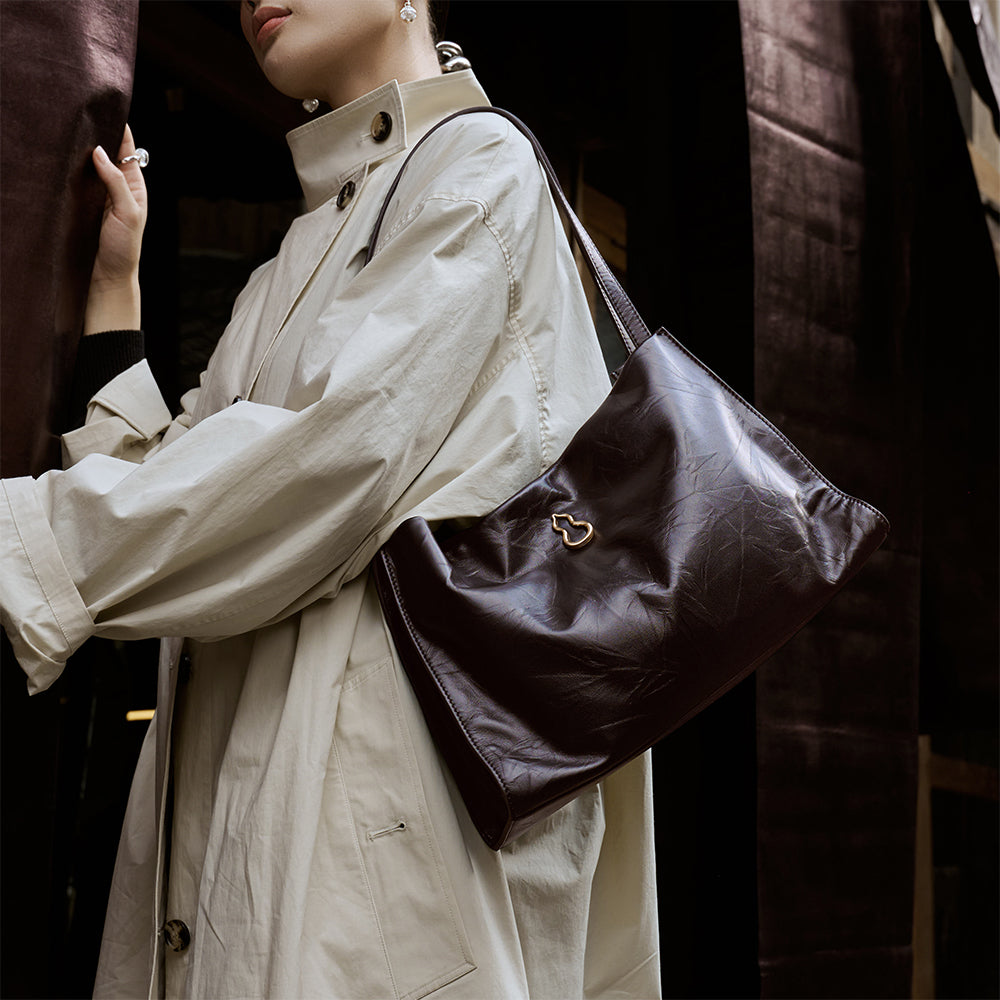 Bampo Medium Land Tote (Texture Version) on Model 7