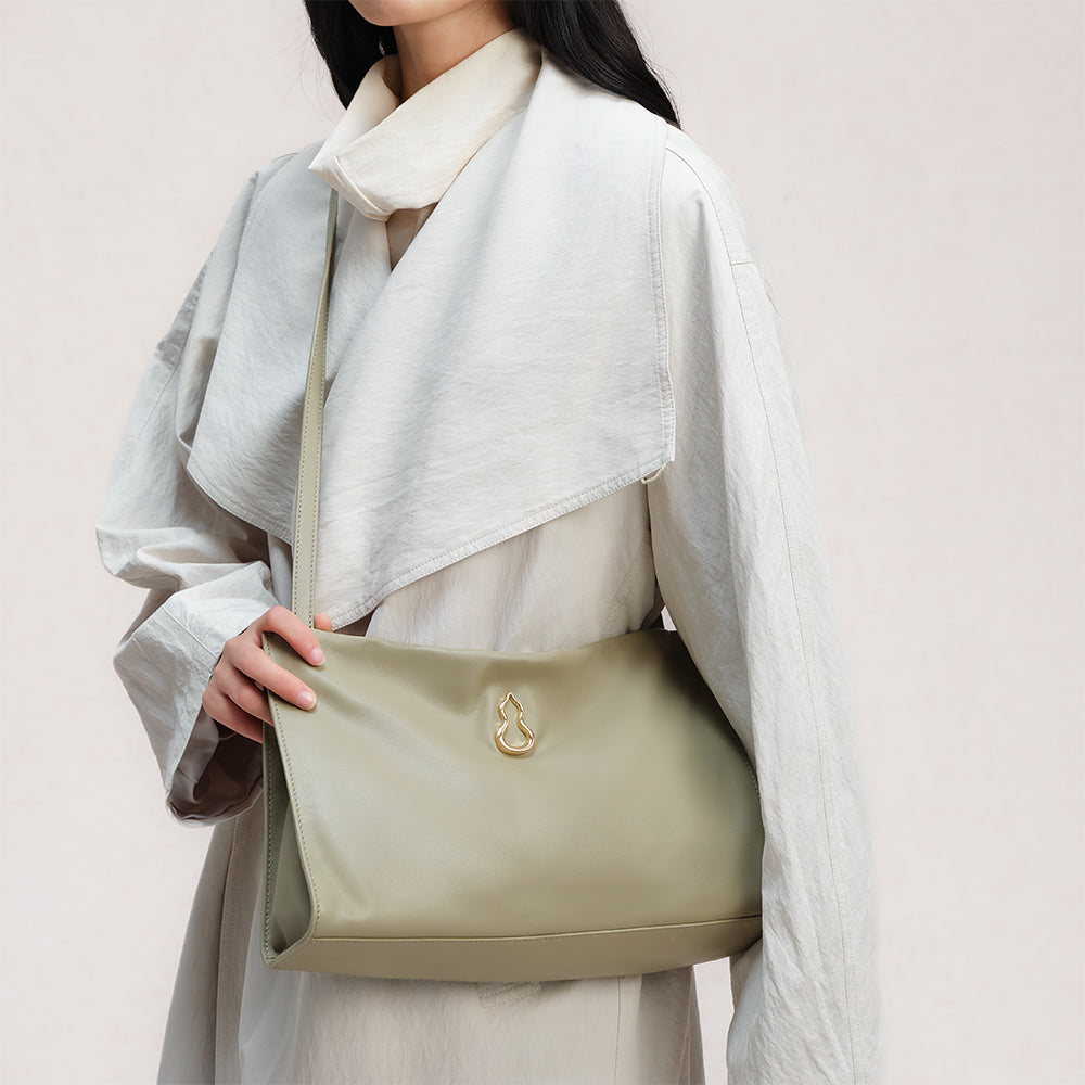 Bampo Medium Land Tote on Model 1