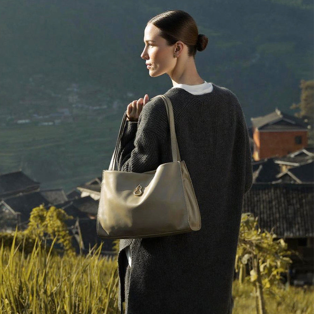 Bampo Medium Land Tote on Model 5