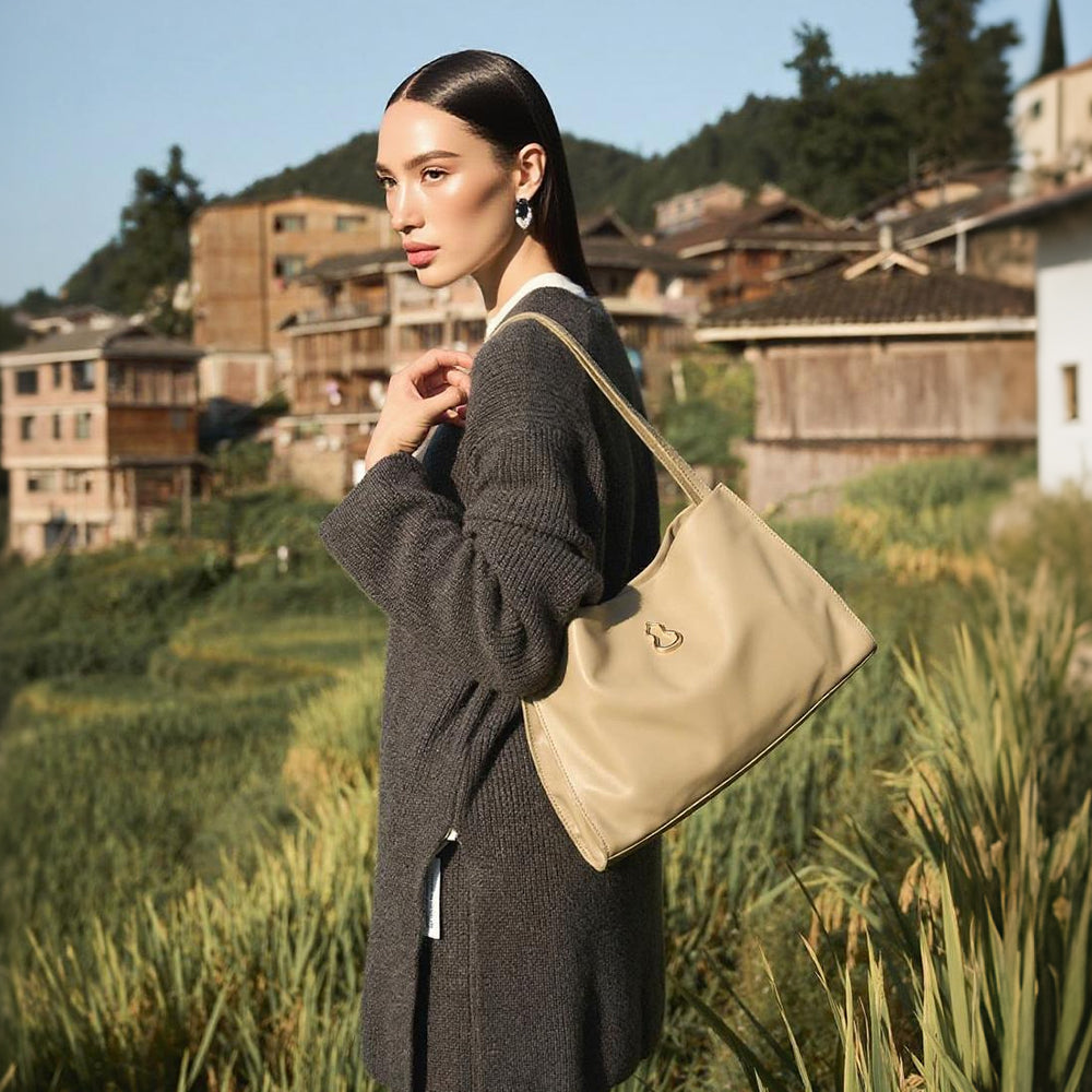 Bampo Medium Land Tote on Model 6