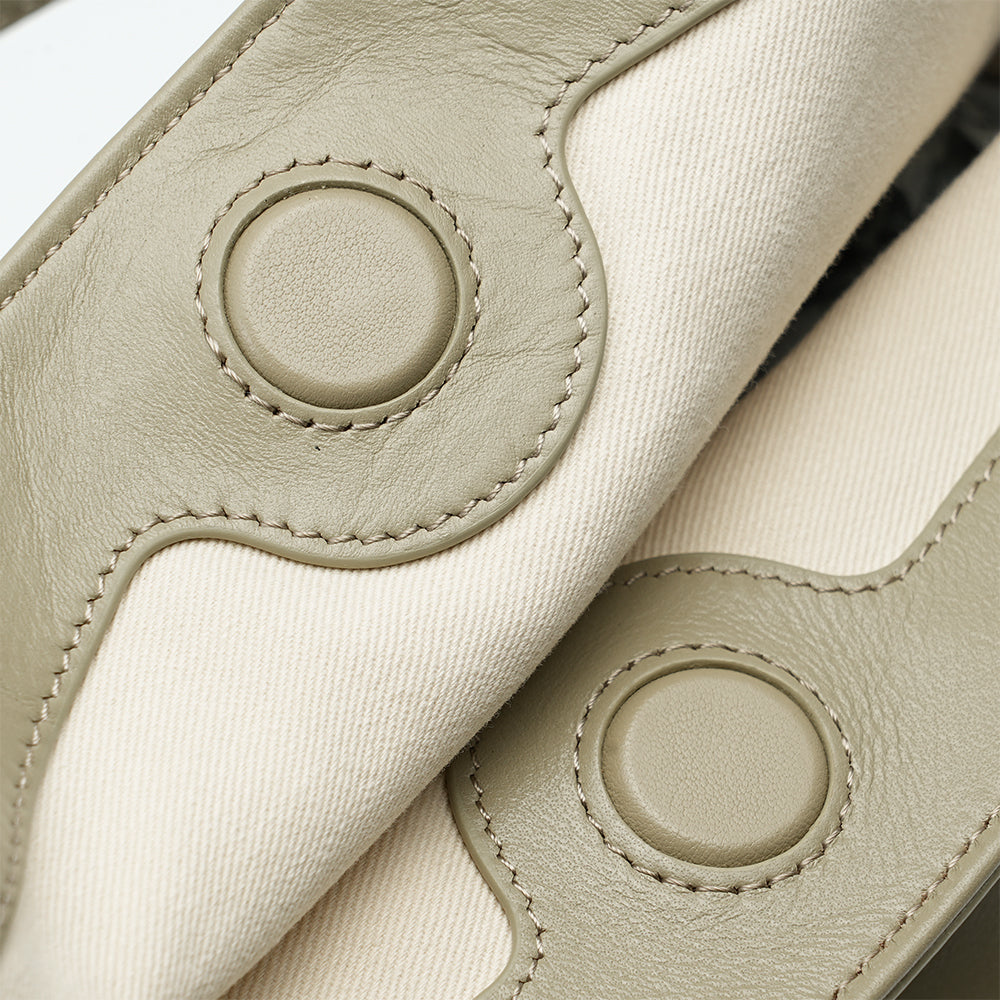 Magnetic snap closure of the Bampo Small Flow Hobo