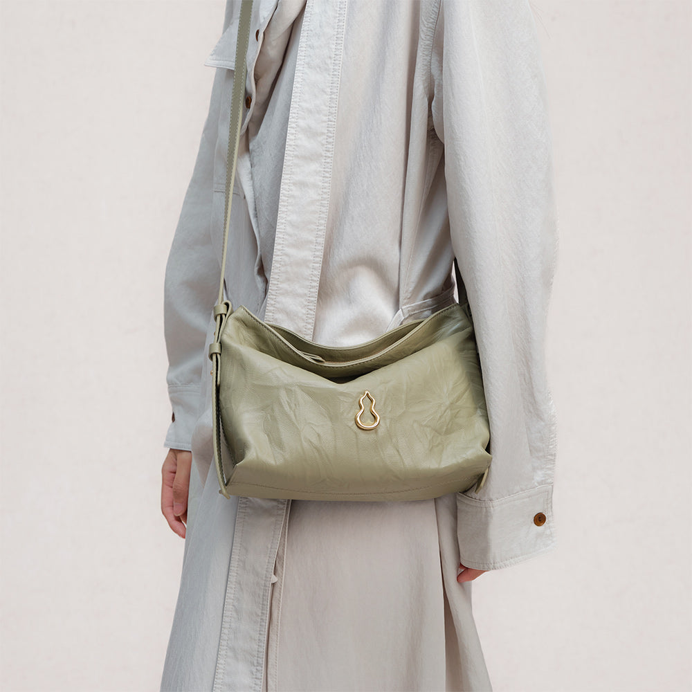 Bampo Small Flow Hobo on Model 3