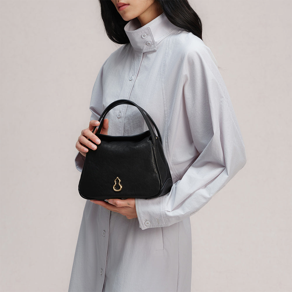 Bampo Small Harmony Tote (Vegetable Tanned) on Model 7