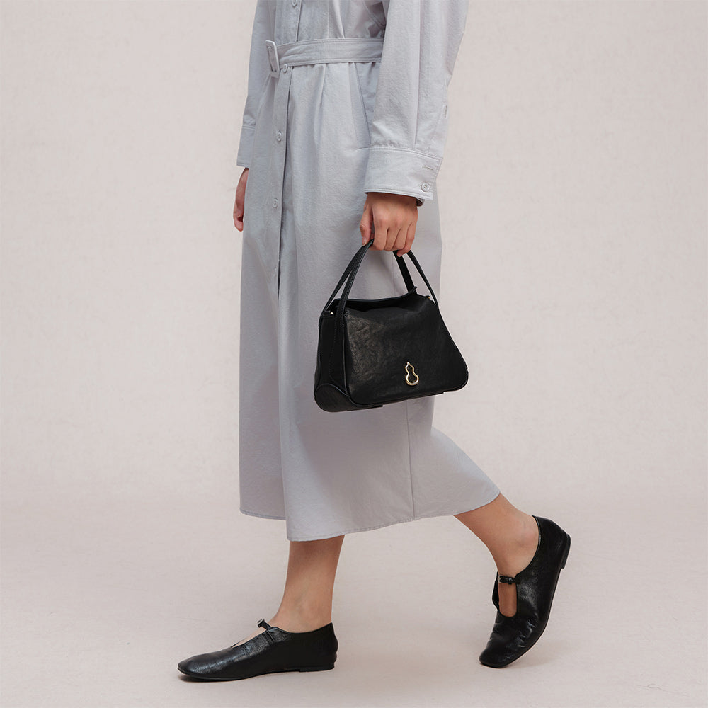 Bampo Small Harmony Tote (Vegetable Tanned) on Model 8