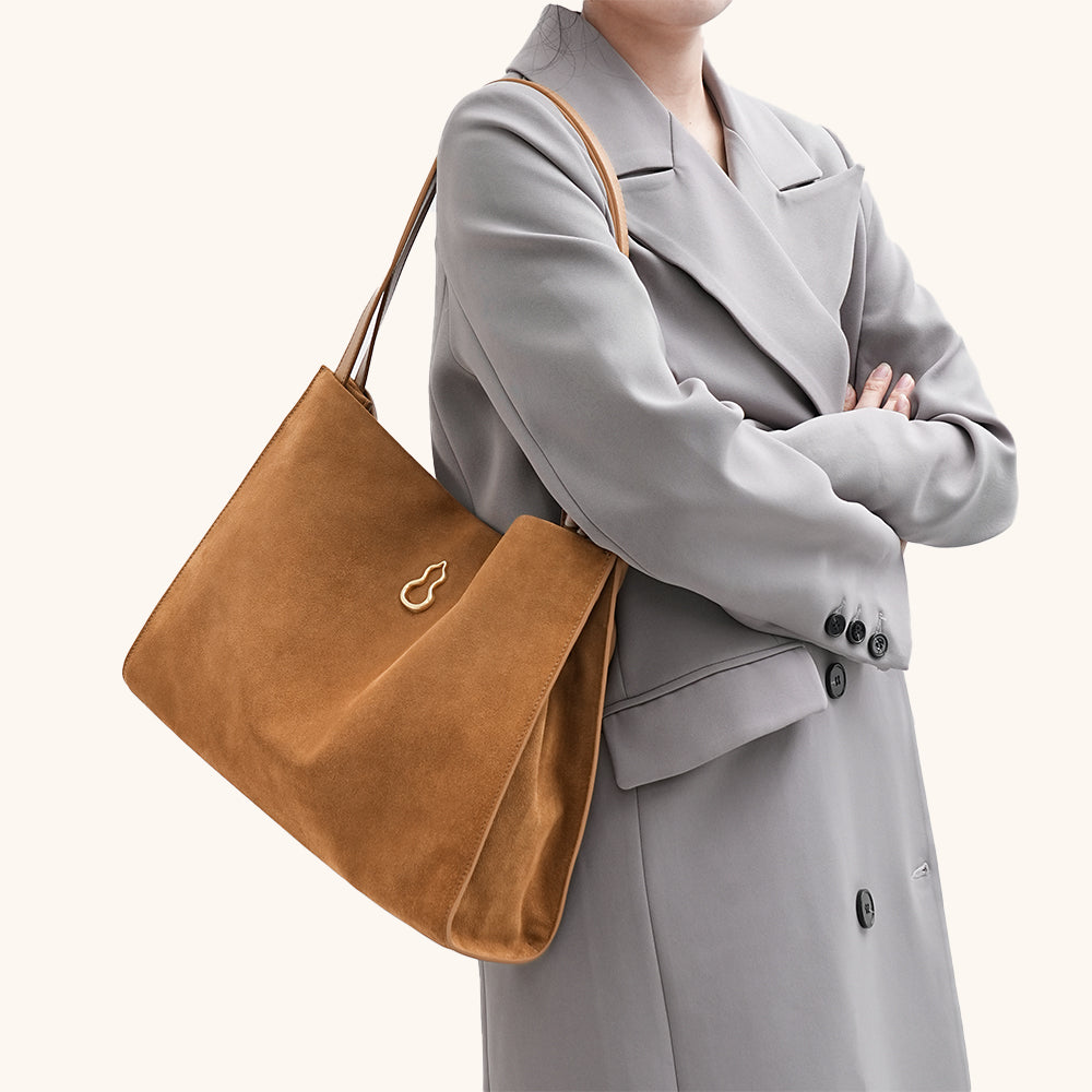 Bampo Velvet Land Tote on Model 2