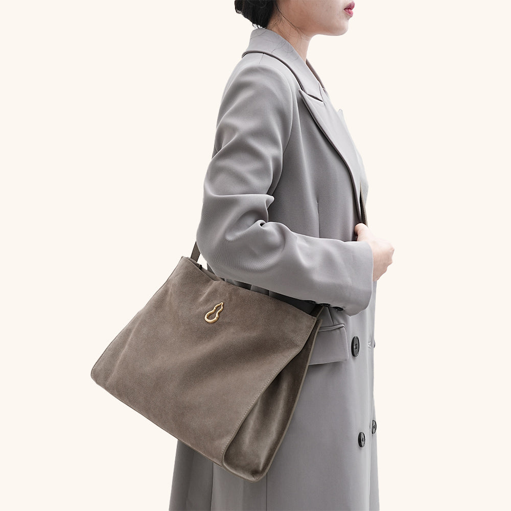 Bampo Velvet Land Tote on Model 3