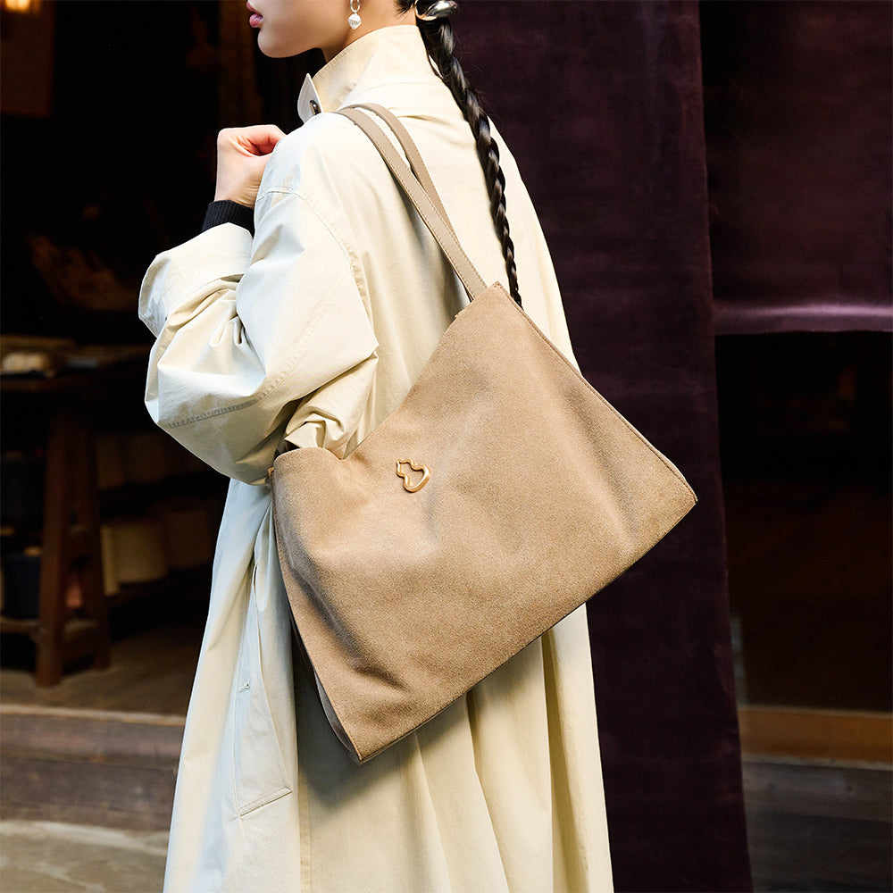 Bampo Velvet Land Tote on Model 2