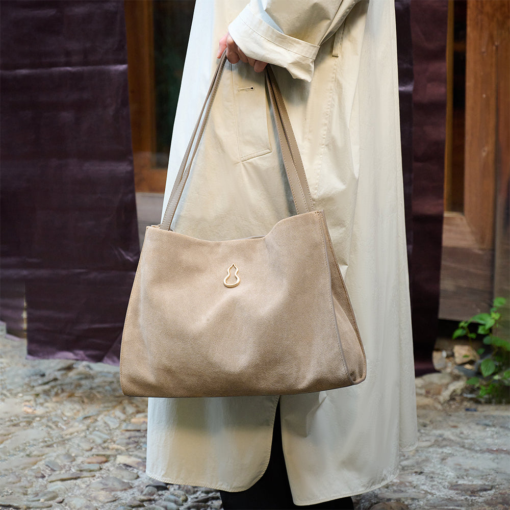 Bampo Velvet Land Tote on Model 3