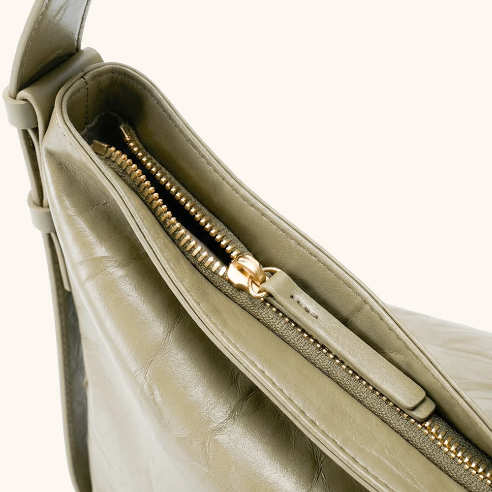 Medium Flow Hobo (Dong Hand-Crinkled Texture)