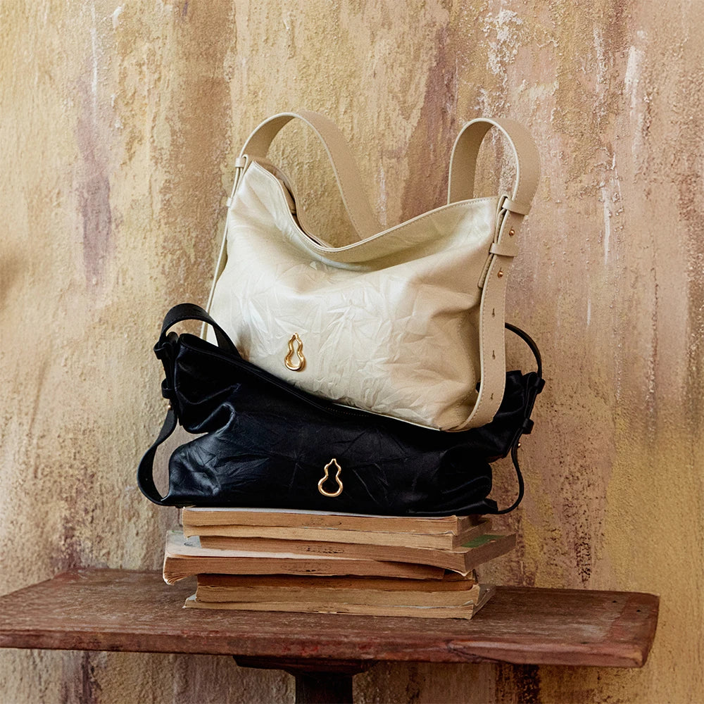 Medium Flow Hobo (Dong Hand-Crinkled Texture)