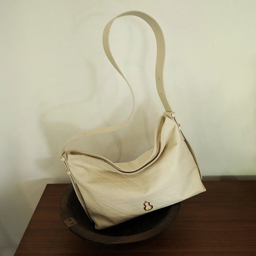 Medium Flow Hobo (Dong Grid Embossed)