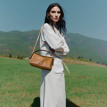 Bampo Arch Tote on Model 2