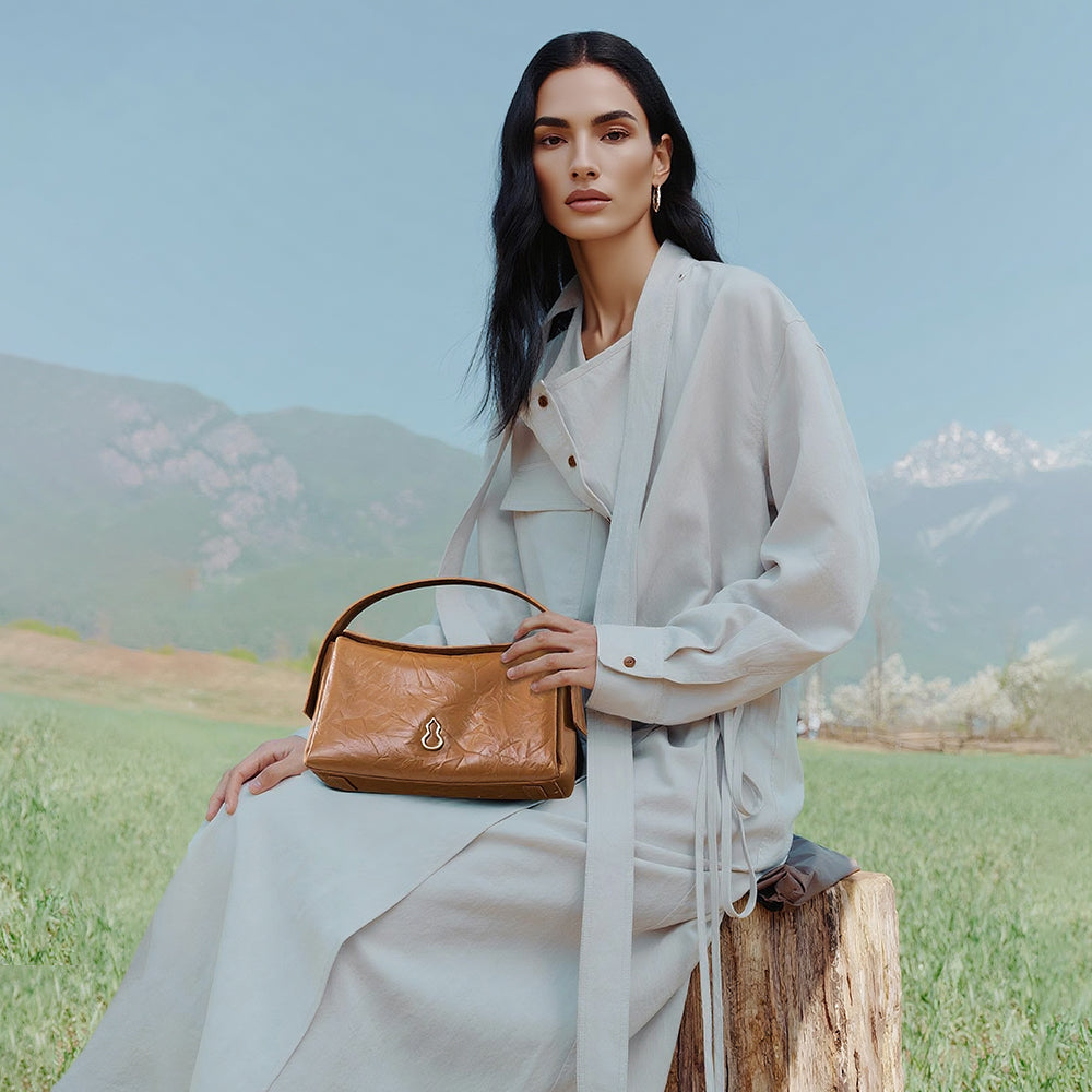 Bampo Arch Tote on Model 3