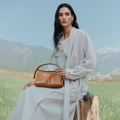 Bampo Arch Tote on Model 3