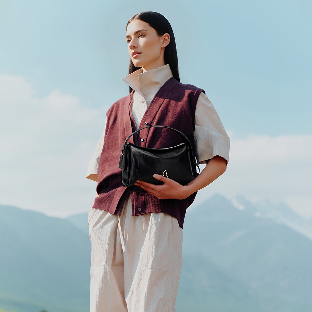 Bampo Arch Tote on Model 2