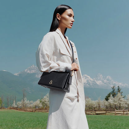Bampo Arch Tote on Model 5