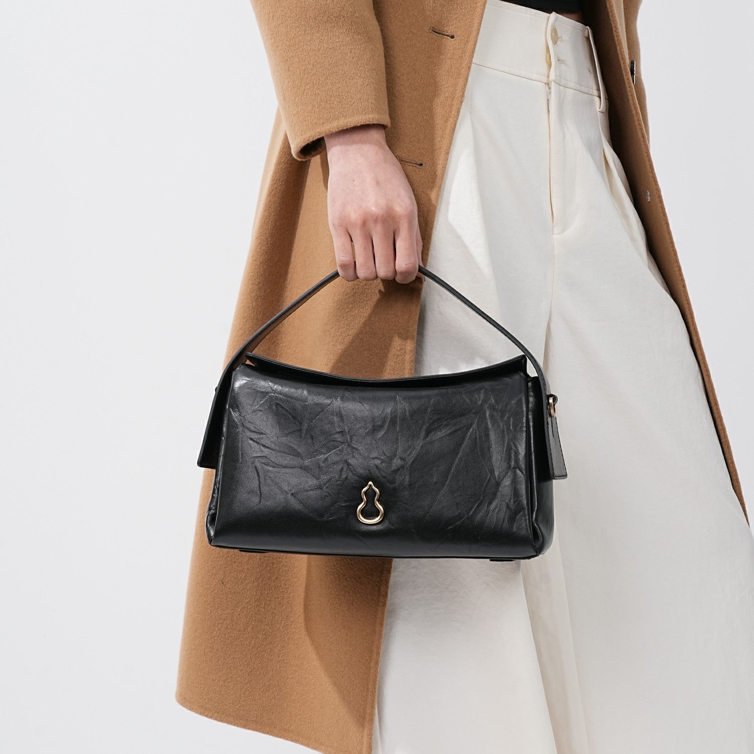 Bampo Arch Tote on Model 7