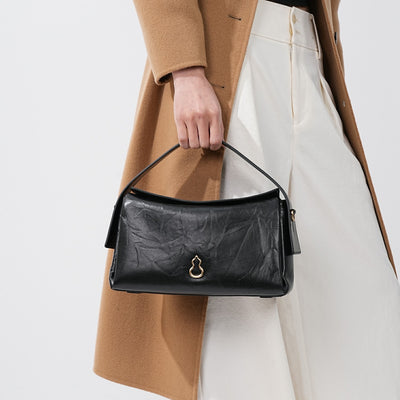 Bampo Arch Tote on Model 7