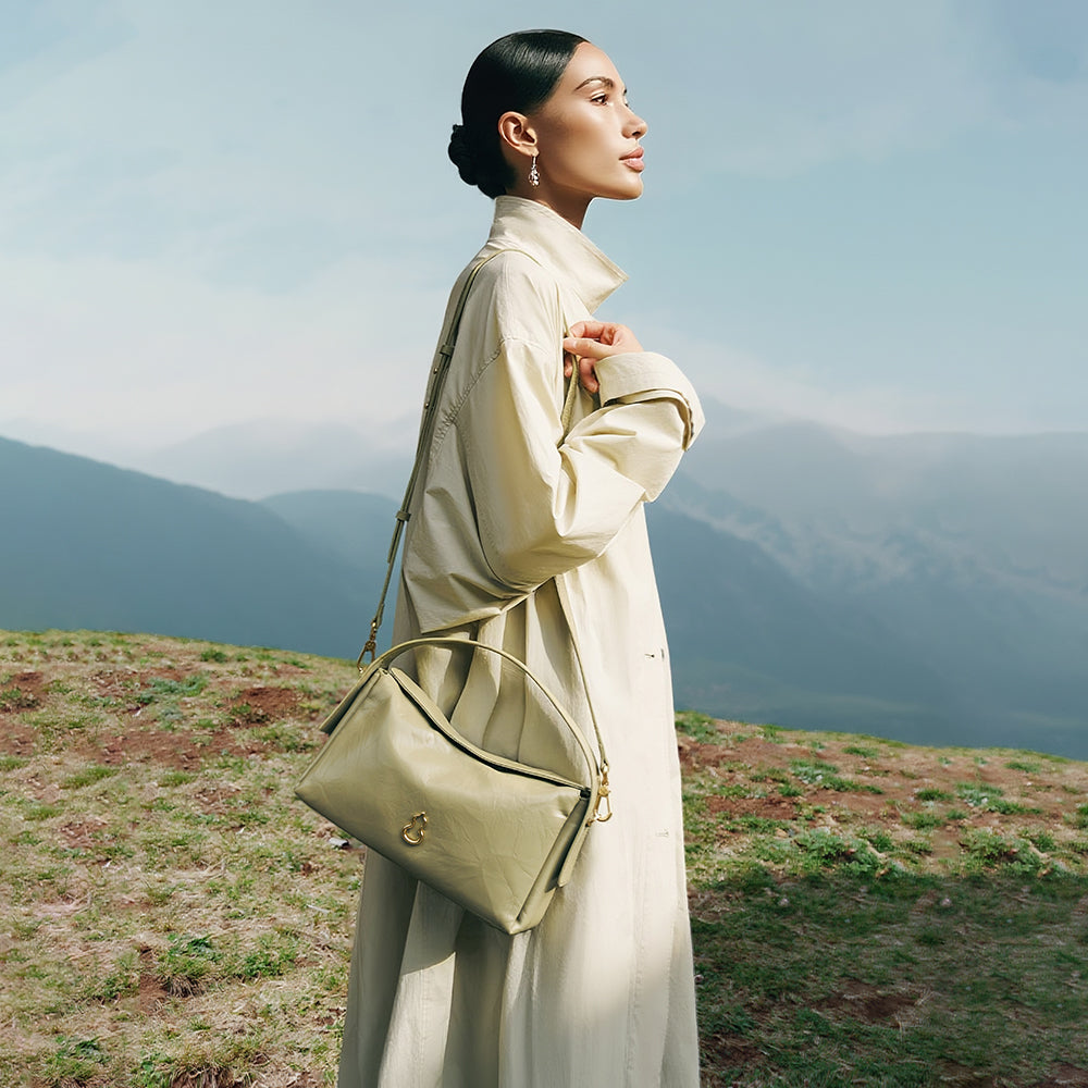 Bampo Arch Tote on Model 4