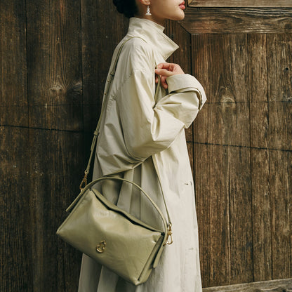 Bampo Arch Tote on Model 7