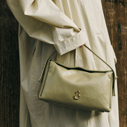 Bampo Arch Tote on Model 8