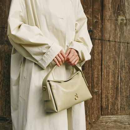 Bampo Arch Tote on Model 9