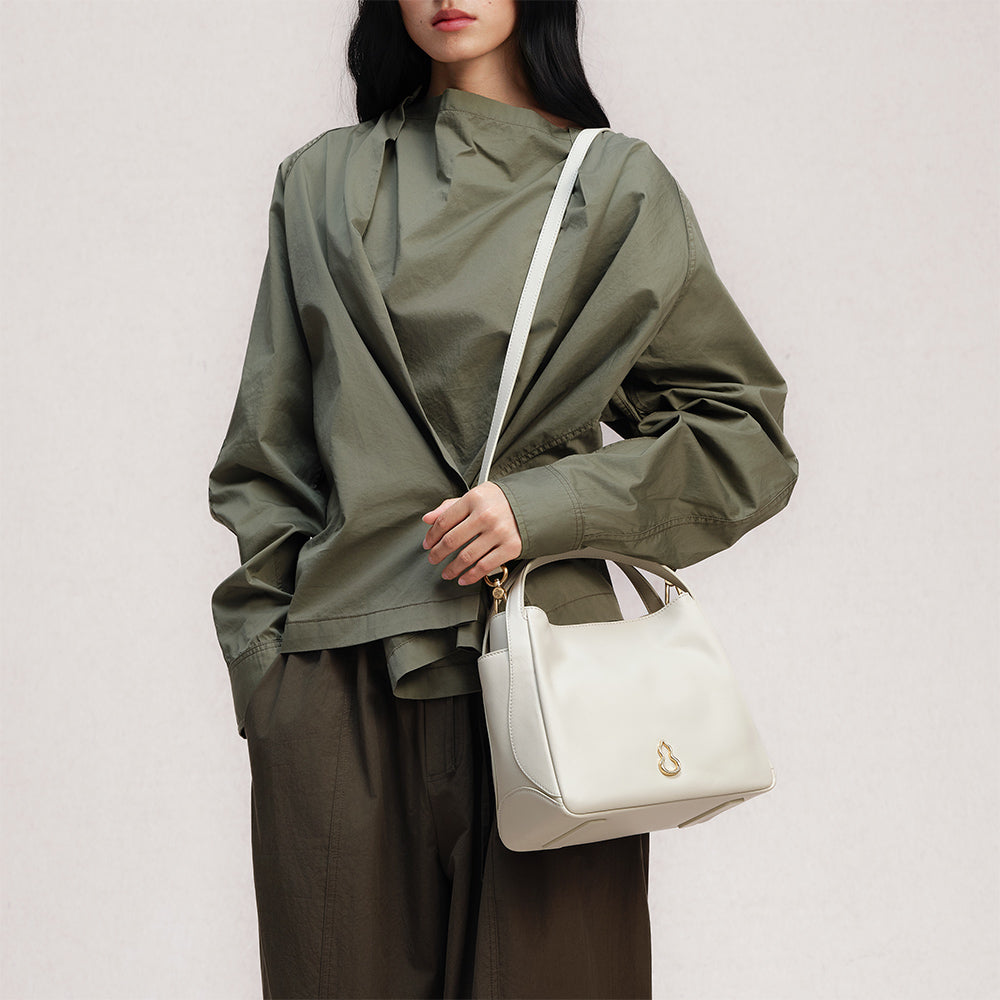 Bampo Drum Tote on Model 11