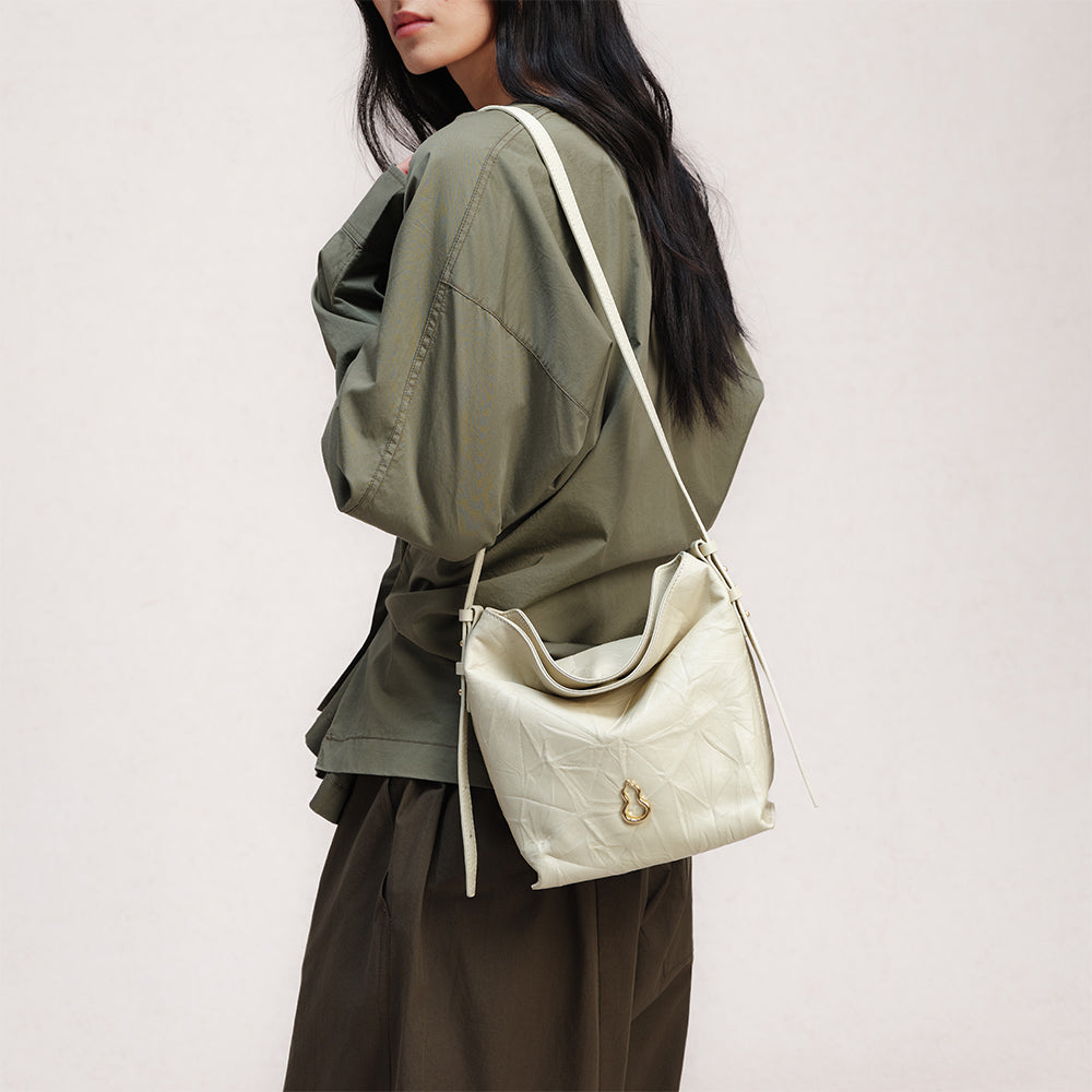 Bampo Flow Bucket Bag on Model 11