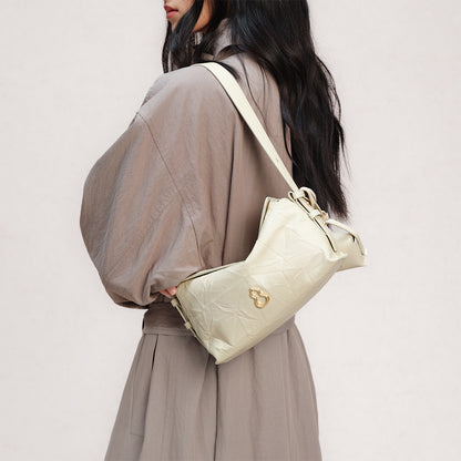 Bampo Flow Pillow Bag on Model 7