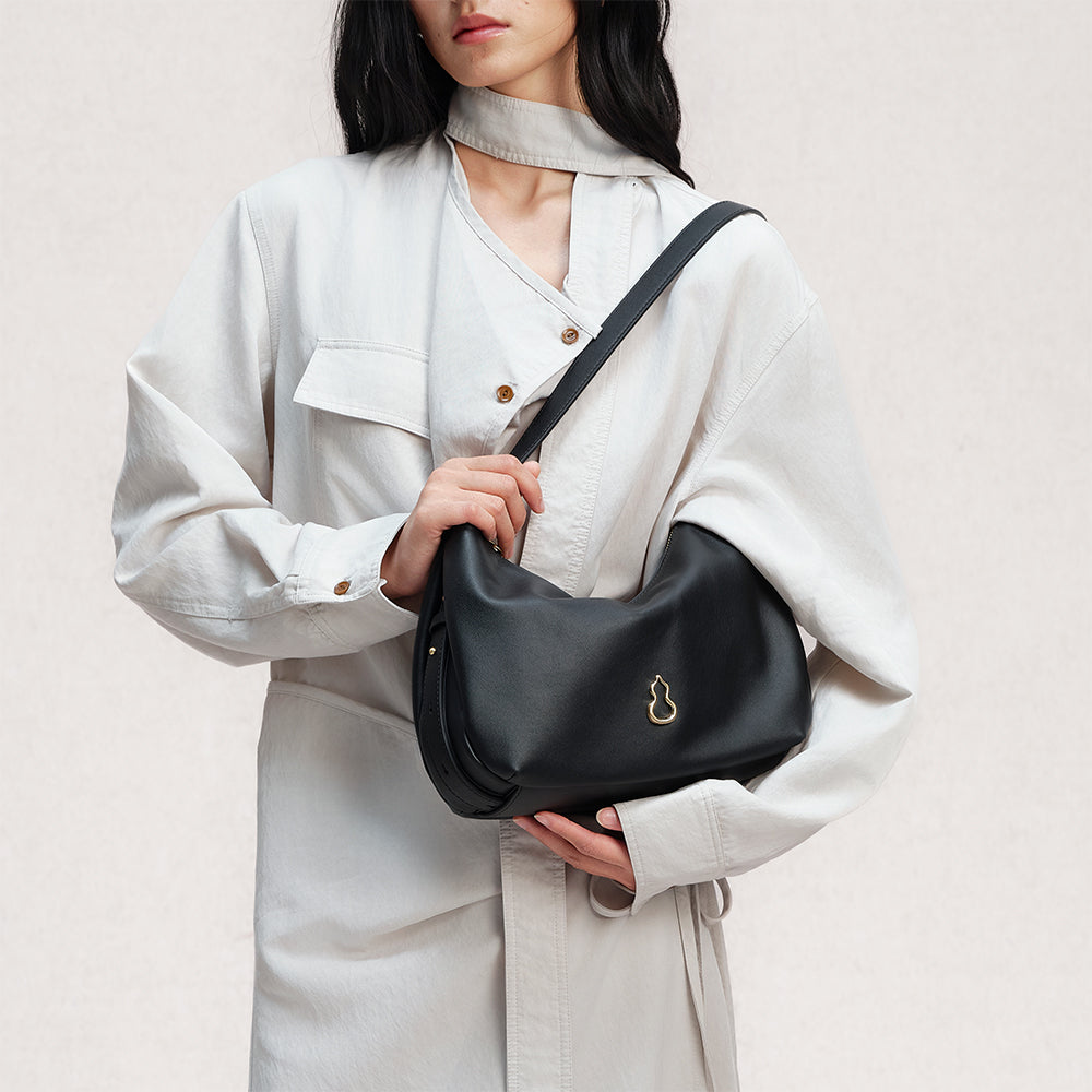 Bampo Flow Voyage Bag on Model 7