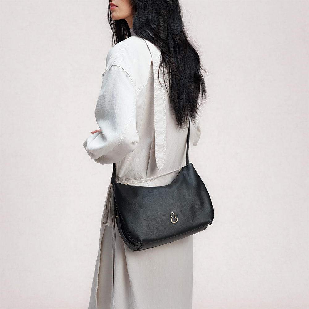 Bampo Flow Voyage Bag on Model 9