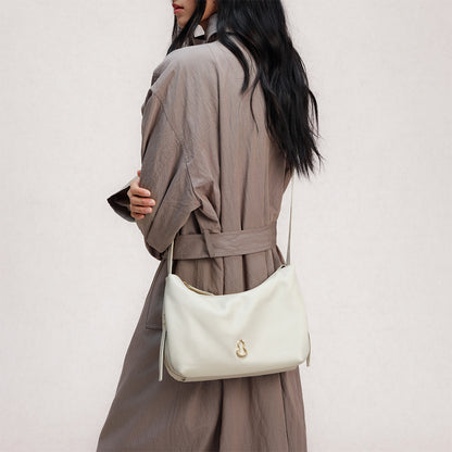 Bampo Flow Voyage Bag on Model 8