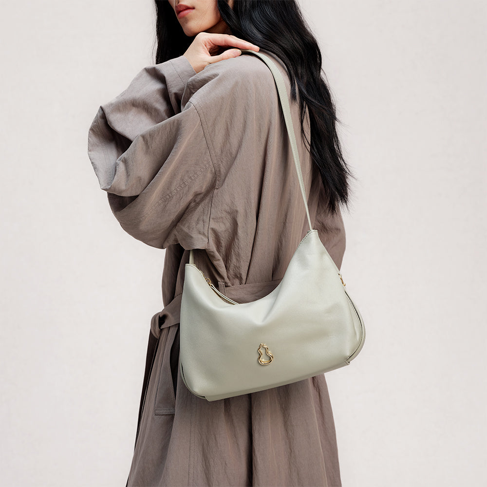 Bampo Flow Voyage Bag on Model 7