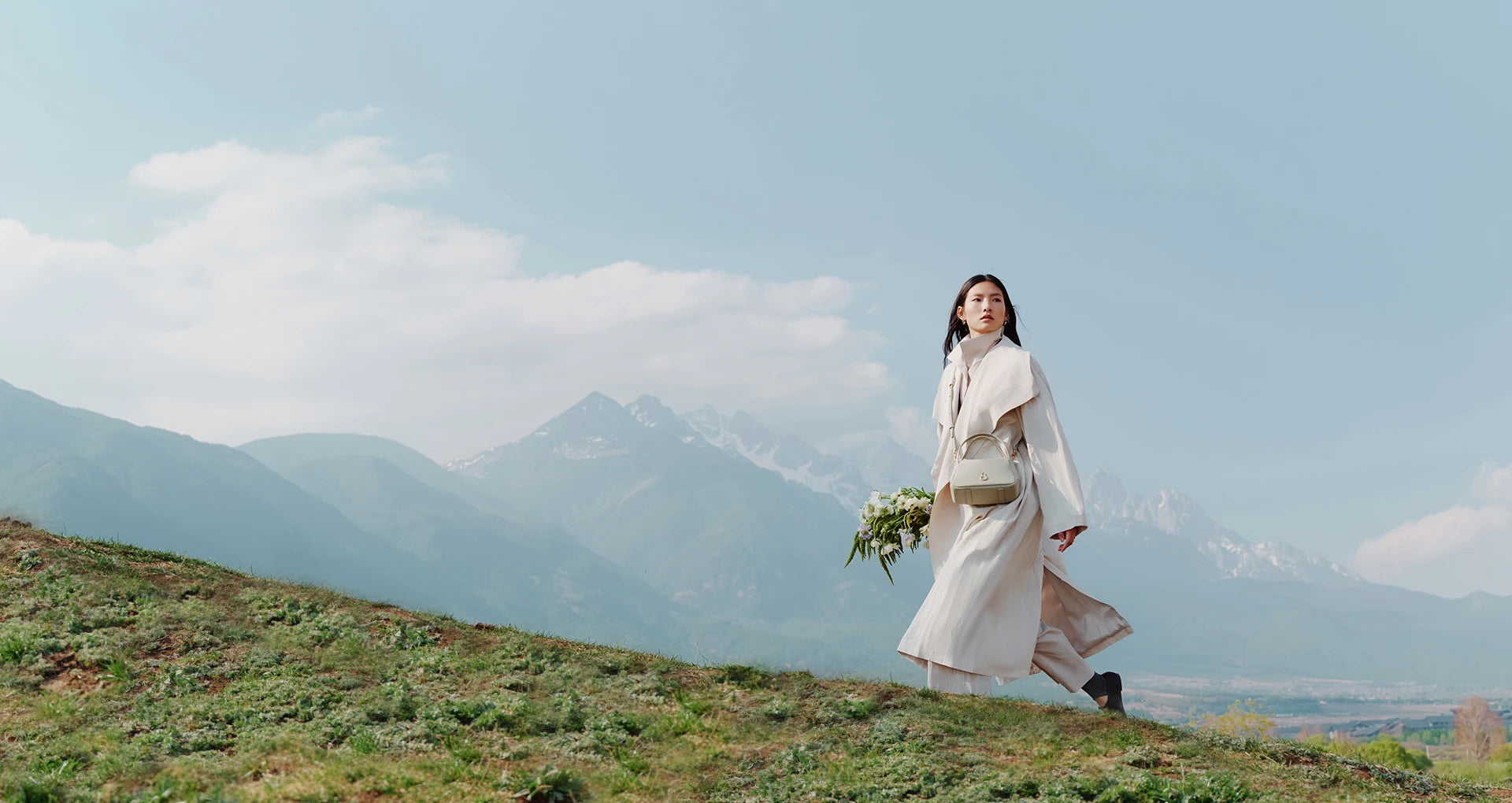 Bampo Small Harmony Tote worn by a model climbing a mountain