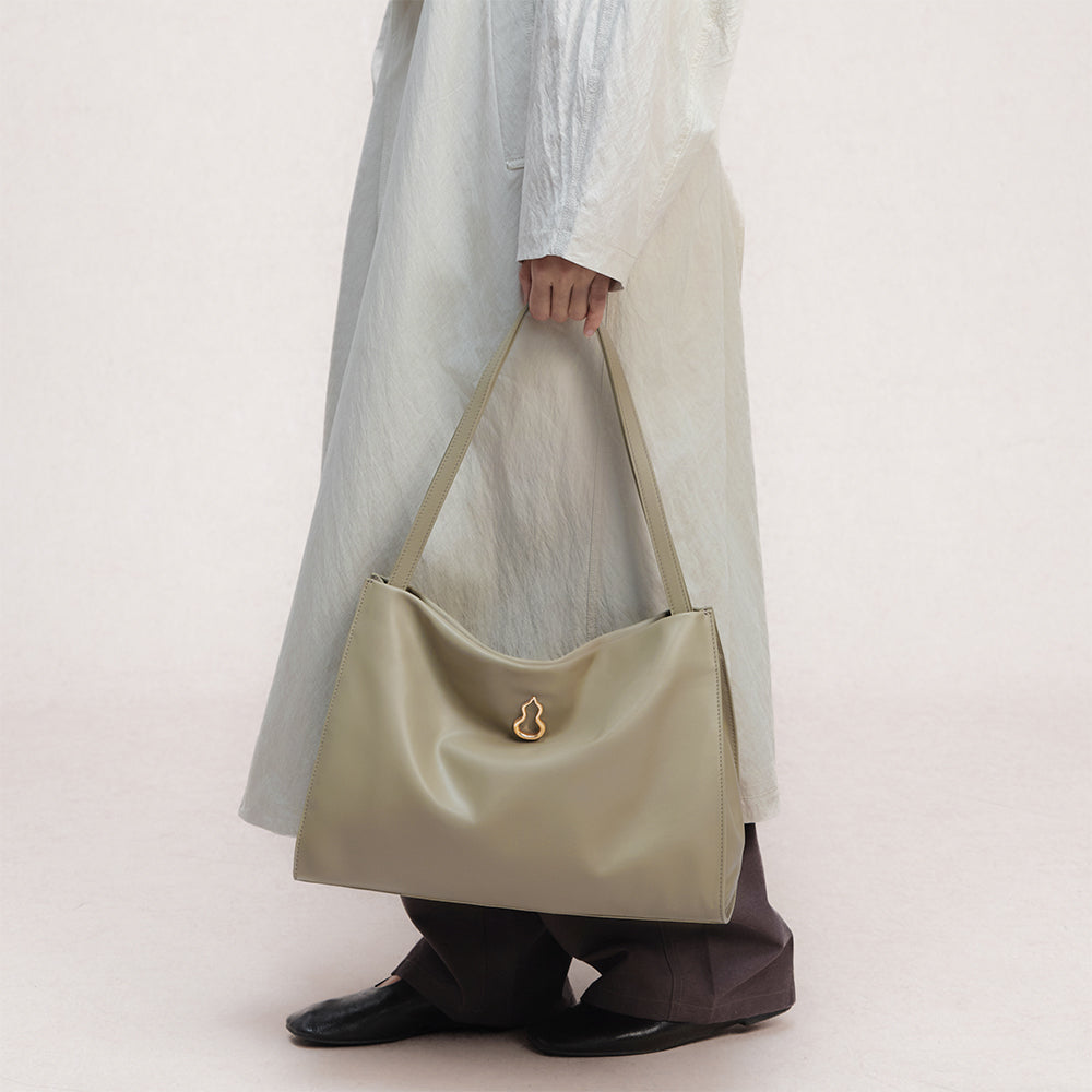 Bampo Large Land Tote on Model 1