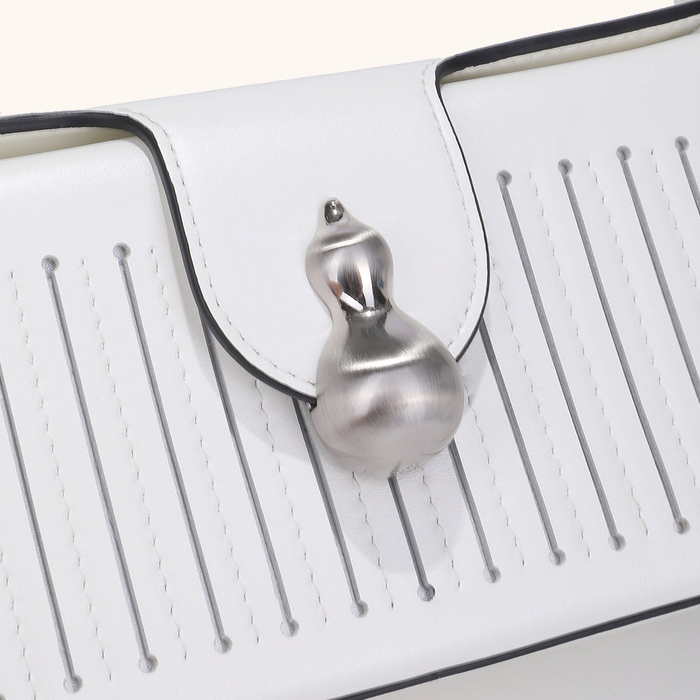 Hulu Hardware of the Bampo Latch Boxy Bag