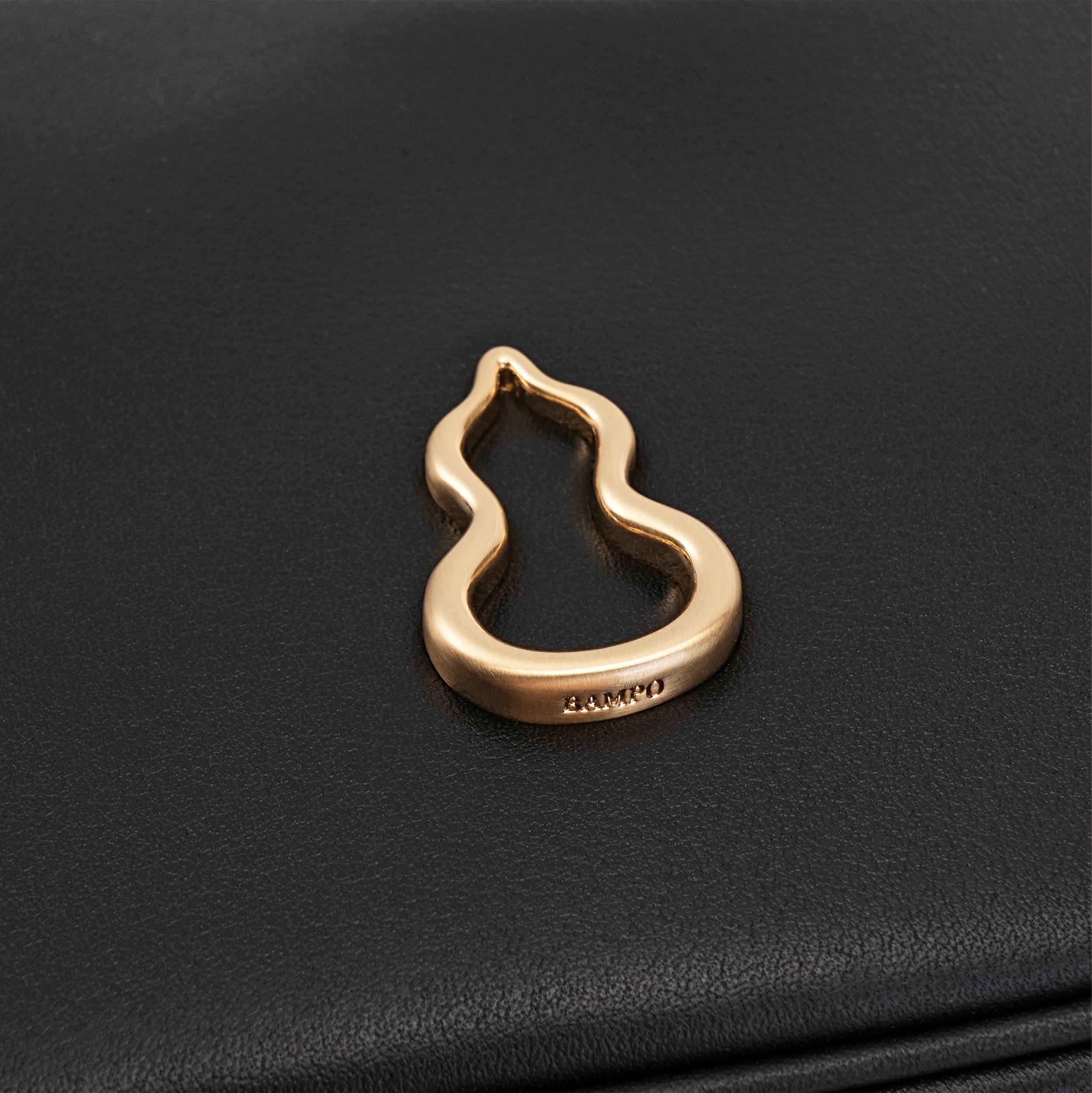 Hulu Hardware of the Bampo Luna Bag