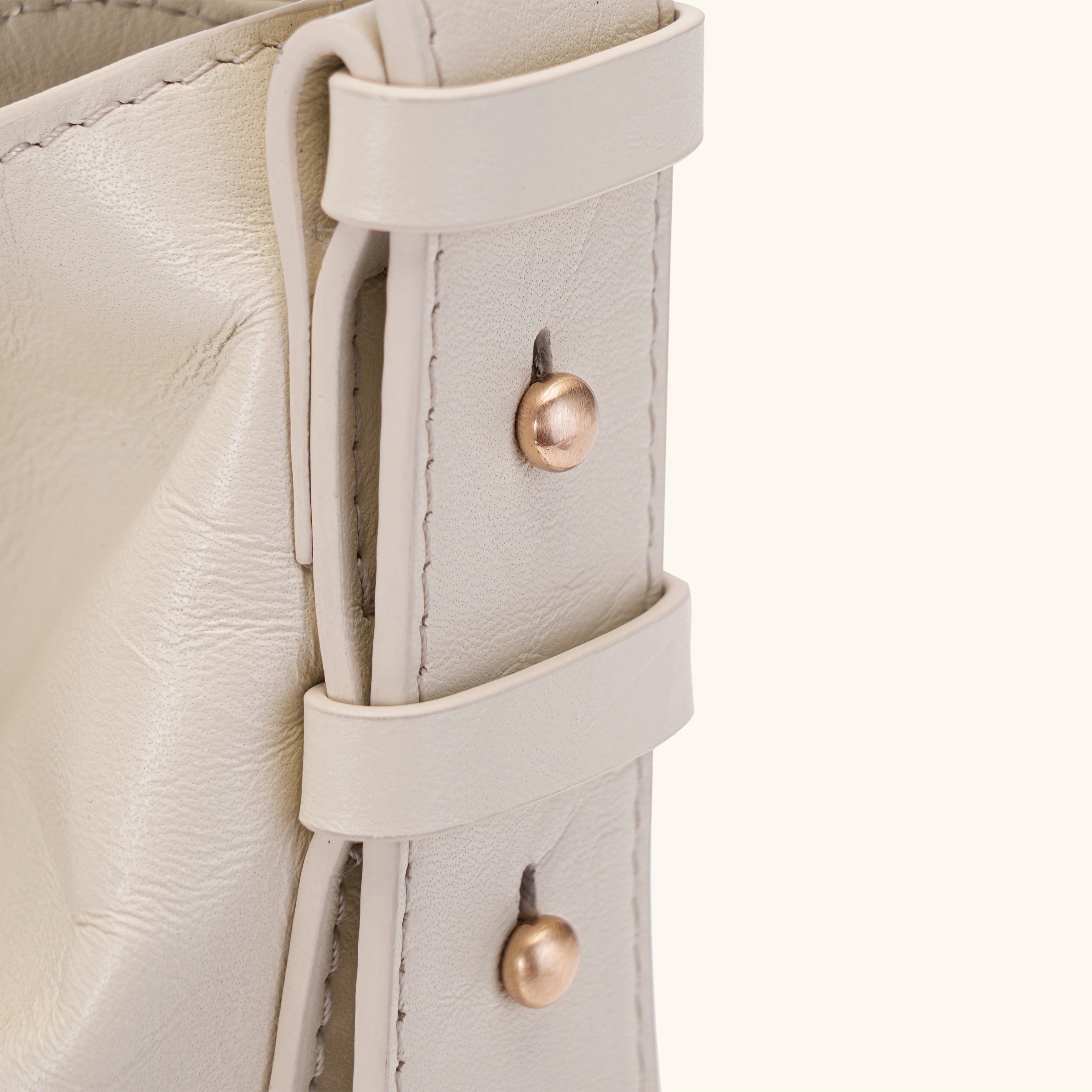 Medium Flow Hobo in Cream | Bampo