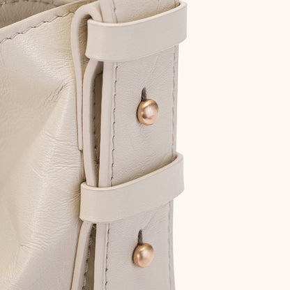 Medium Flow Hobo in Cream | Bampo