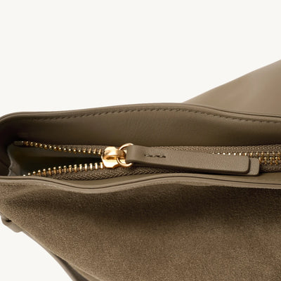 Zipper of the Bampo Medium Flow Hobo double faced suede