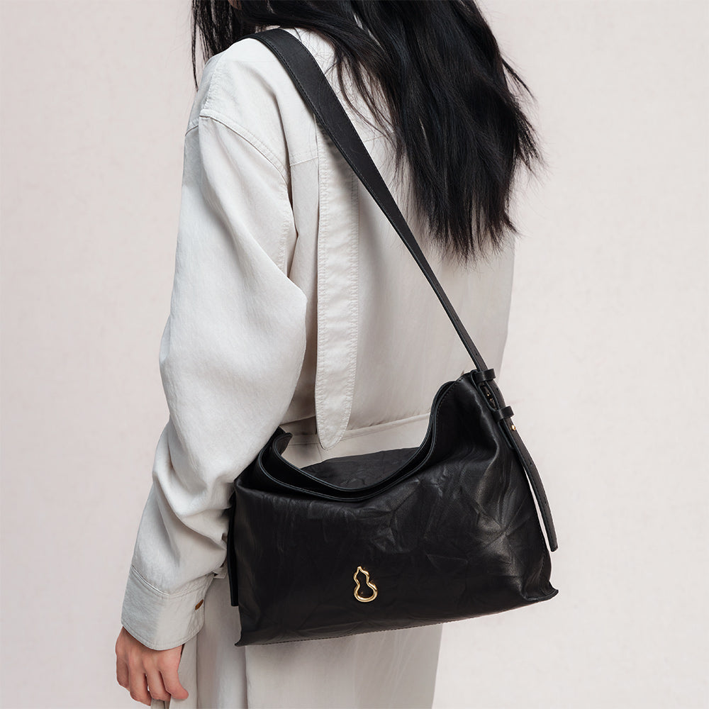 Bampo Medium Flow Hobo on model2