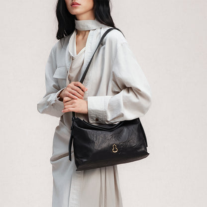Bampo Medium Flow Hobo on model10