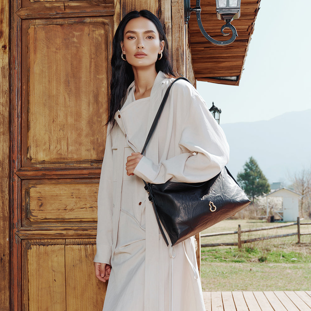 Bampo Medium Flow Hobo on Model 6#color_glossy-black