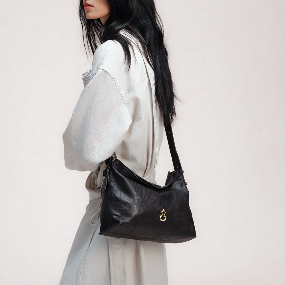 Bampo Medium Flow Hobo on model7