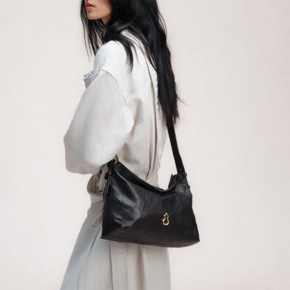 Bampo Medium Flow Hobo on model7