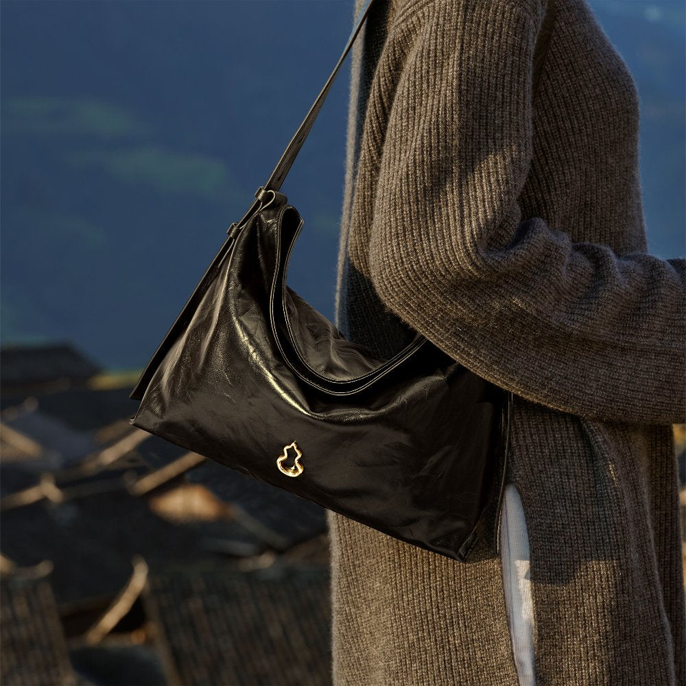 medium flow hobo leather bag in black | Bampo