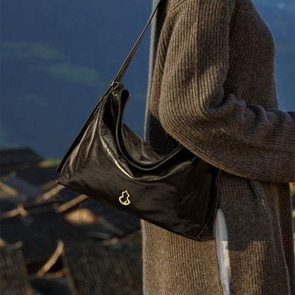 medium flow hobo leather bag in black | Bampo