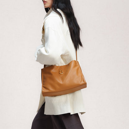 Bampo Medium Land Tote on Model 8